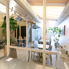 【人気の理由その8】 解放的な室内テラス席の為、雨天でも問題ありません。 (写真)